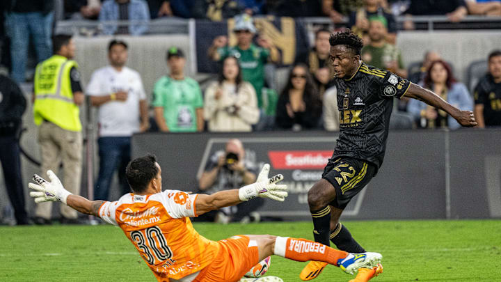 Kwadwo Opoku (rechts)