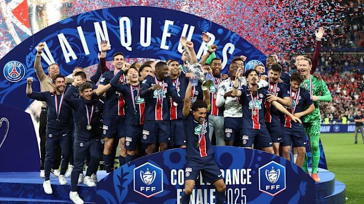 O brasileiro Marquinhos ergueu a taça em St Denis O brasileiro Marquinhos ergueu a taça em St Denis