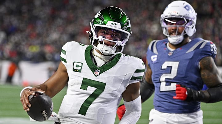 Nov 13, 2025; Foxborough, Massachusetts, USA; New York Jets quarterback Justin Fields (7) runs in for a touchdown during the first half New England Patriots at Gillette Stadium. Mandatory Credit: Eric Canha-Imagn Images