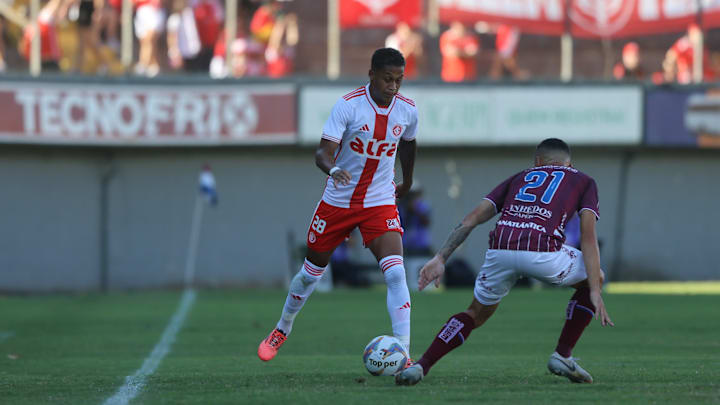 Vitinho marcou dois gols contra o Caxias Vitinho marcou dois gols contra o Caxias