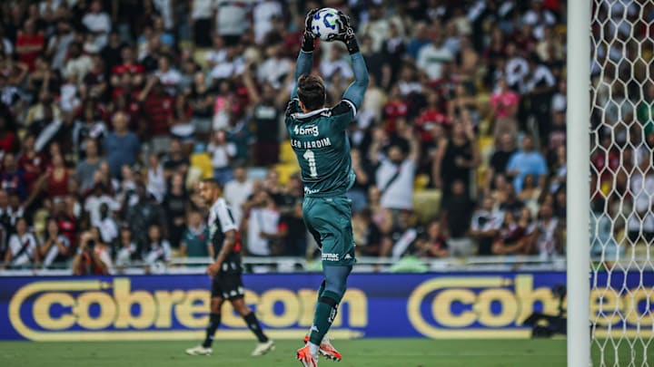 Léo Jardim foi eleito o melhor em campo