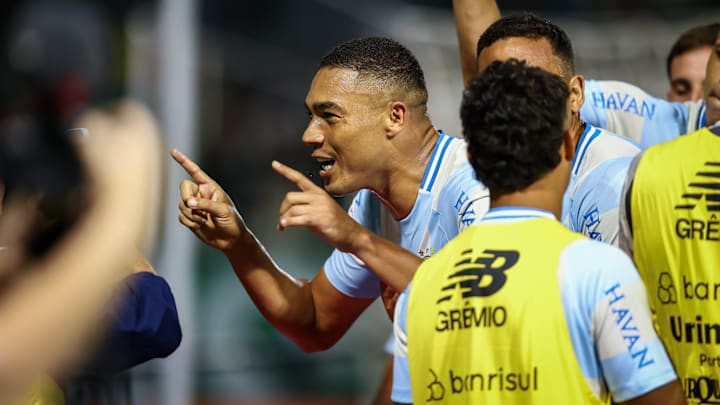 Carlos Vinícius soma 12 gols em 20 jogos neste ano