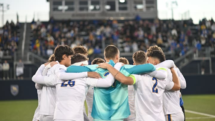 Pitt Men's Soccer in a huddle before kickoff 