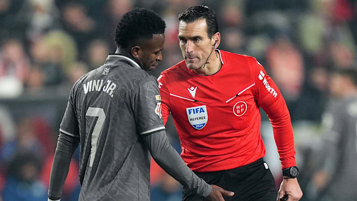 Vinicius Jr et Mr J. M. Munuera - La Liga