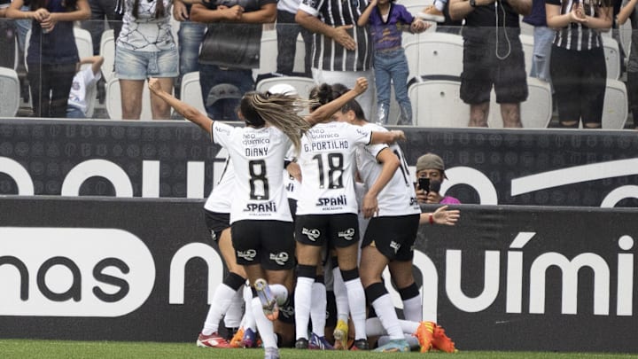 O Corinthians lidera a competição pelos critérios de saldo de gols