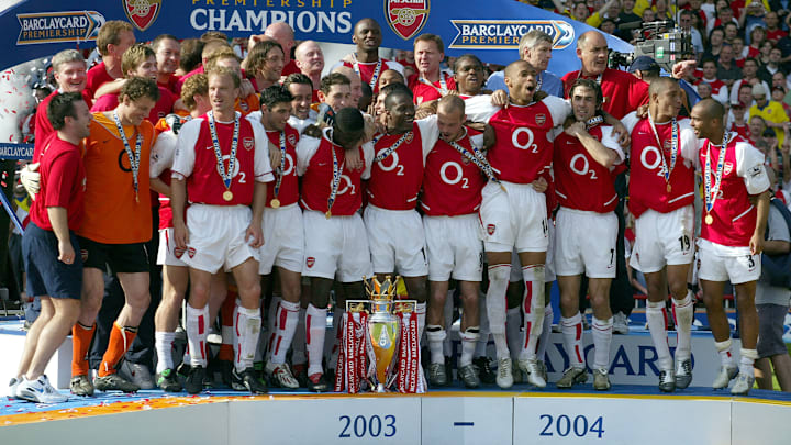 El Arsenal celebrando su triunfo en la Premier League de 2003-04, donde recibió un trofeo distinto al tradicional 