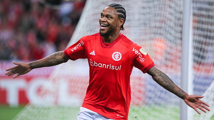 Luiz Adriano balançou a rede no último jogo entre as equipes