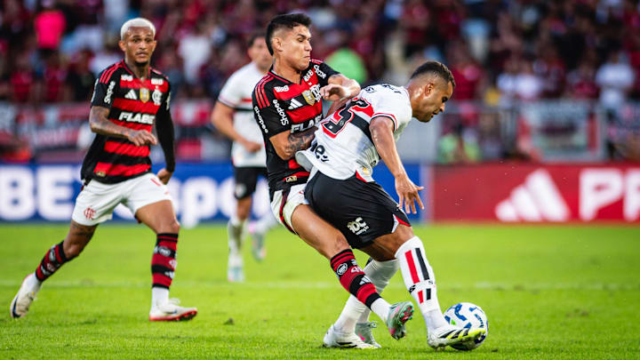 São Paulo e Flamengo se enfrentam no gramado da Vila Belmiro São Paulo e Flamengo se enfrentam no gramado da Vila Belmiro