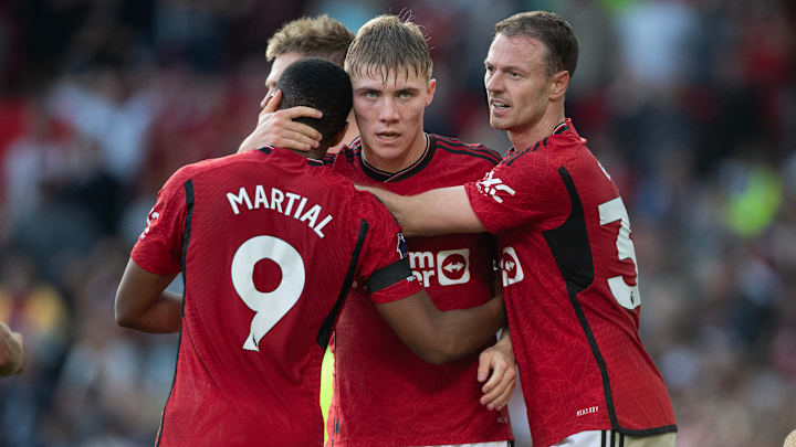 Anthony Martial, Jonny Evans y Rasmus Hojlund celebran un gol del Manchester United ante el Brentford.