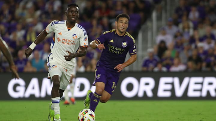 FC Cincinnati midfielder Obinna Nwobodo (5) plays the ball denied by Orlando City midfielder Nicolas Lodeiro (14) i 