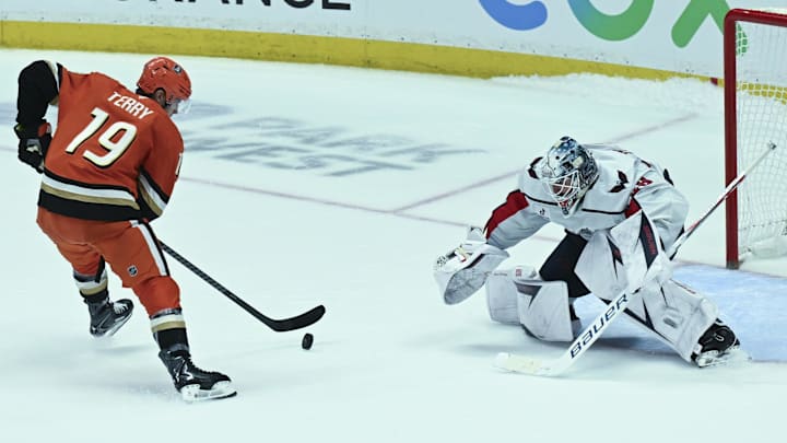 Dec 5, 2025; Anaheim, California, USA; Anaheim Ducks right wing Troy Terry (19) skates with the puck against Washington Capitals goaltender Logan Thompson (48) during the penalty shootout at Honda Center. Mandatory Credit: Griffin Hooper-Imagn Images Dec 5, 2025; Anaheim, California, USA; Anaheim Ducks right wing Troy Terry (19) skates with the puck against Washington Capitals goaltender Logan Thompson (48) during the penalty shootout at Honda Center. Mandatory Credit: Griffin Hooper-Imagn Images