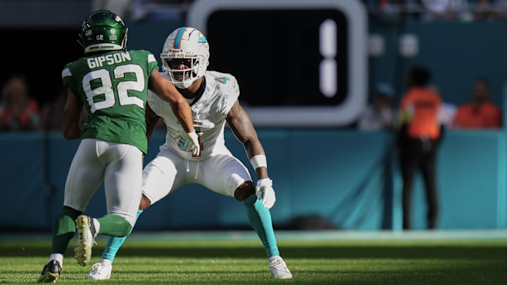 Dolphins CB Kader Kohou guarding NY Jets WR Xavier Gipson