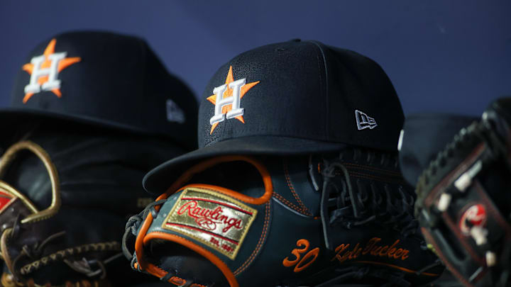 Apr 21, 2023; Atlanta, Georgia, USA; A detailed view of a Houston Astros hat and glove in the dugout against the Atlanta Braves in the fifth inning at Truist Park. Mandatory Credit: Brett Davis-Imagn Images Apr 21, 2023; Atlanta, Georgia, USA; A detailed view of a Houston Astros hat and glove in the dugout against the Atlanta Braves in the fifth inning at Truist Park. Mandatory Credit: Brett Davis-Imagn Images