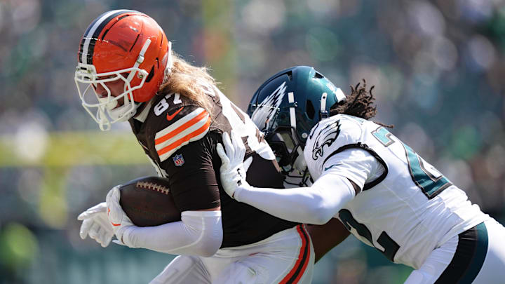 Aug 16, 2025; Philadelphia, Pennsylvania, USA; Cleveland Browns tight end Sal Cannella (87) makes a reception against Philadelphia Eagles cornerback Mac McWilliams (22). Aug 16, 2025; Philadelphia, Pennsylvania, USA; Cleveland Browns tight end Sal Cannella (87) makes a reception against Philadelphia Eagles cornerback Mac McWilliams (22).