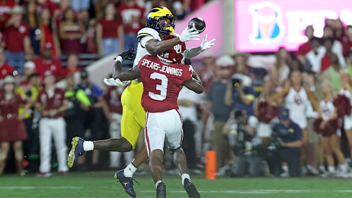 Donaven McCulley with a spectacular catch over Robert Spears-Jennings