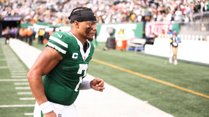 Sep 7, 2025; East Rutherford, New Jersey, USA; New York Jets quarterback Justin Fields (7) walks off the field after losing to the Pittsburgh Steelers at MetLife Stadium. Mandatory Credit: Wendell Cruz-Imagn Images Sep 7, 2025; East Rutherford, New Jersey, USA; New York Jets quarterback Justin Fields (7) walks off the field after losing to the Pittsburgh Steelers at MetLife Stadium. Mandatory Credit: Wendell Cruz-Imagn Images