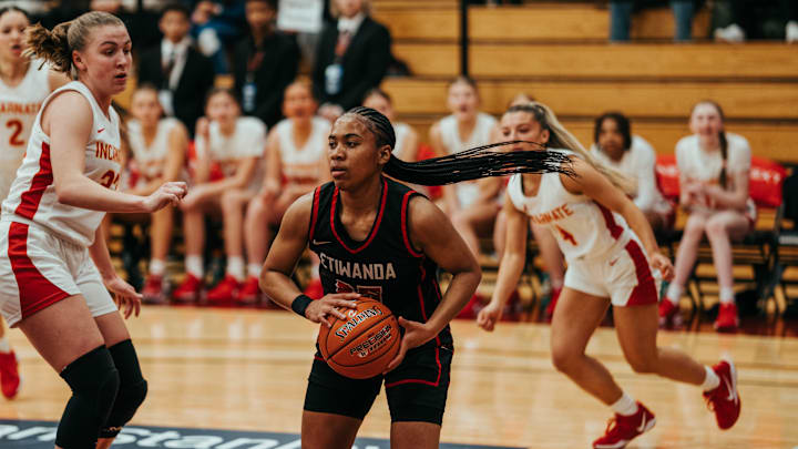 Aliyahna Morris of Etiwanda playing against Incarnate Word in the 2025 Spalding Hoophall Classic.