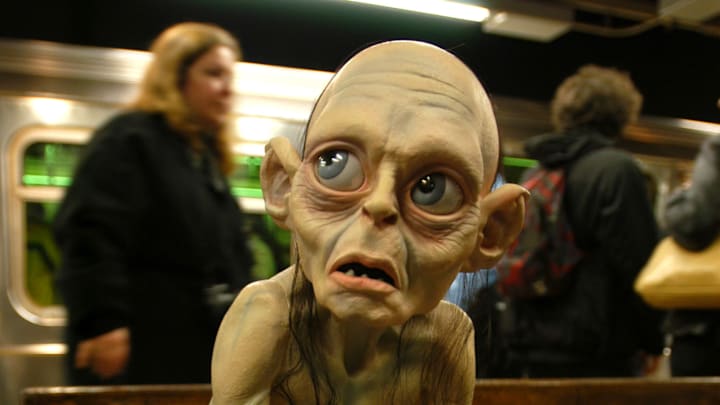 Times Square Shuttle Becomes "Middle Earth Shuttle" for the Release of "The Lord of the Rings : The