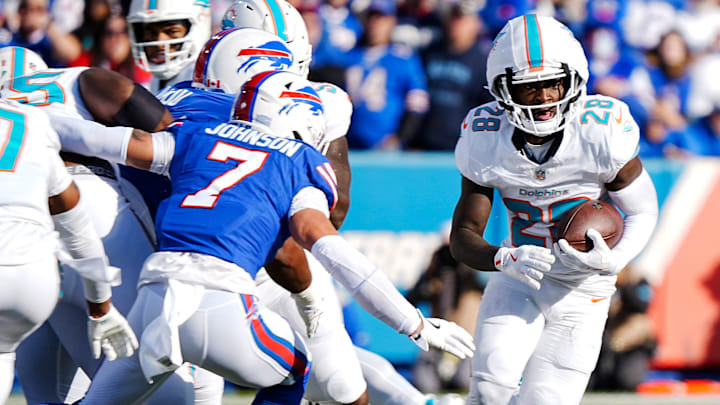 Miami Dolphins running back De'Von Achane carries the ball against the Buffalo Bills in Week 9 of the 2024 season.