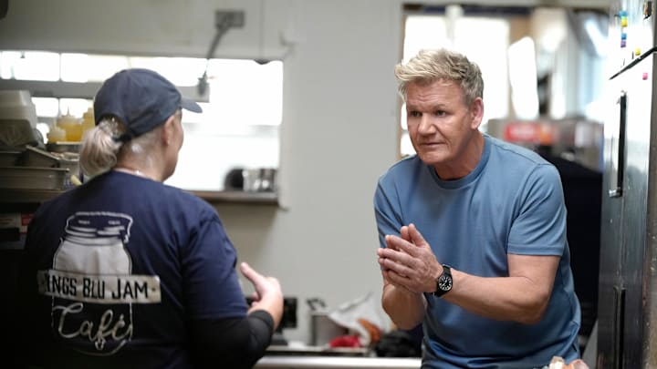 Gordon Ramsay helps staff at Kings Blu Jam Cafe on Kitchen Nightmares