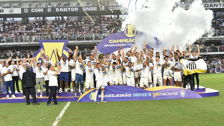 Diego Pituca ergueu a taça de campeão na Baixada Santista