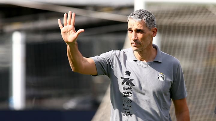 Vojvoda tem bom início de trabalho no Santos  