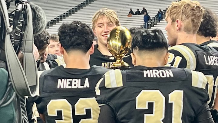 Top-seeded Royal scored 27 unanswered points to begin second half, and posted a 61-28 win over No. 2 seed Seton Catholic to win WIAA Class 1A title. 