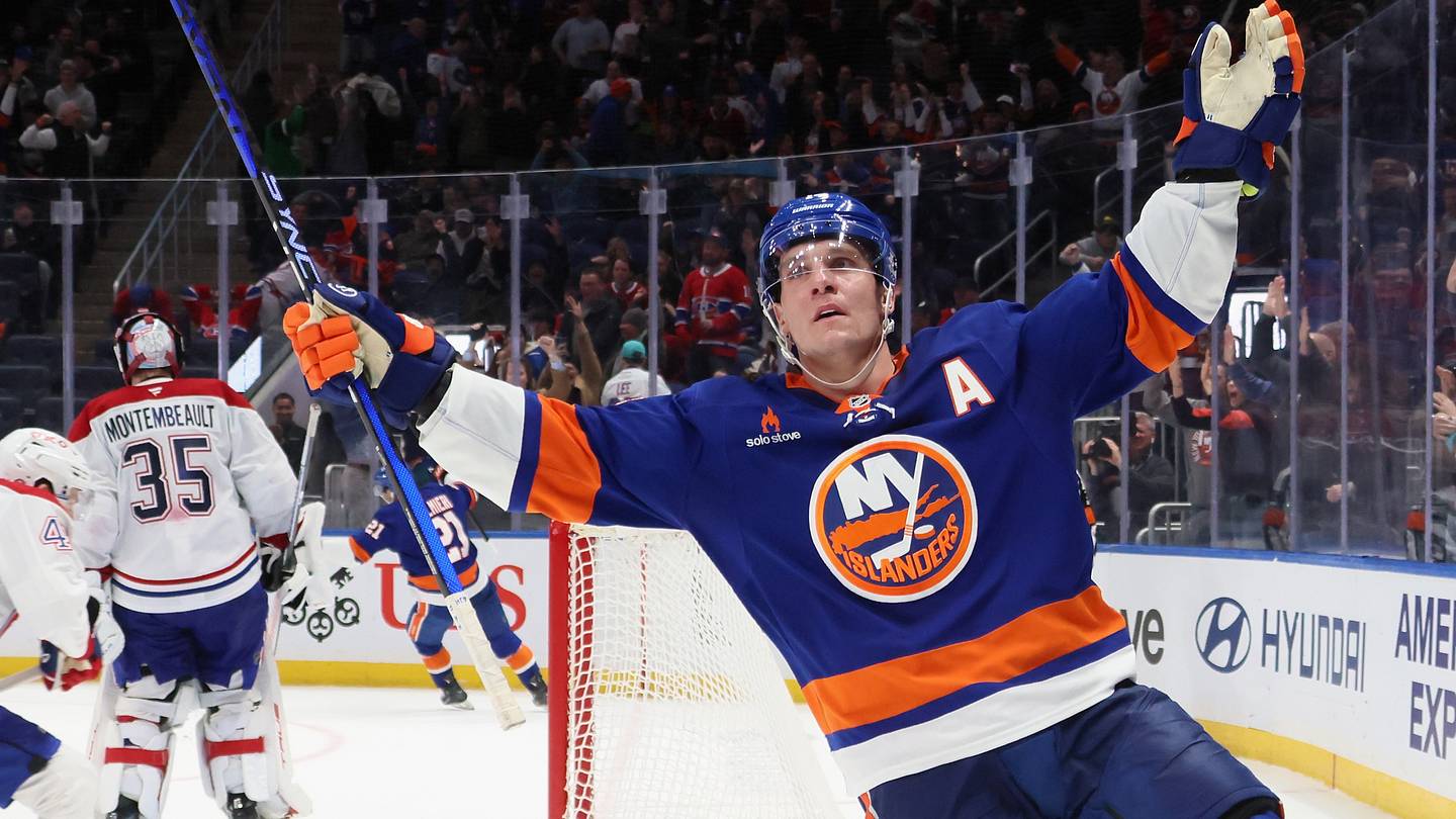 New York Islanders win crucial game, keep playoff hopes alive