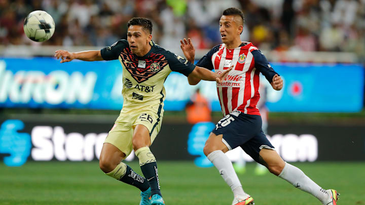 Roberto Alvarado busca un balón ante un rival