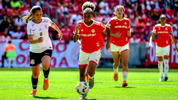 Em jogo movimentado e com dose dupla da “Lei do Ex”, Internacional e Corinthians empatam pela primeira partida da final do Brasileirão Feminino.