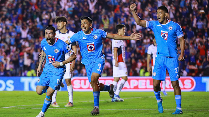 El  uruguayo Ignacio Rivero, Ángel Sepúlveda y Luis Romo festejan el gol de Cruz Azul sobre Chivas