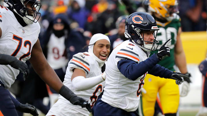Chicago Bears kicker Cairo Santos (8) celebrates his 51-yard game-winning field goal against the Green Bay Packers.