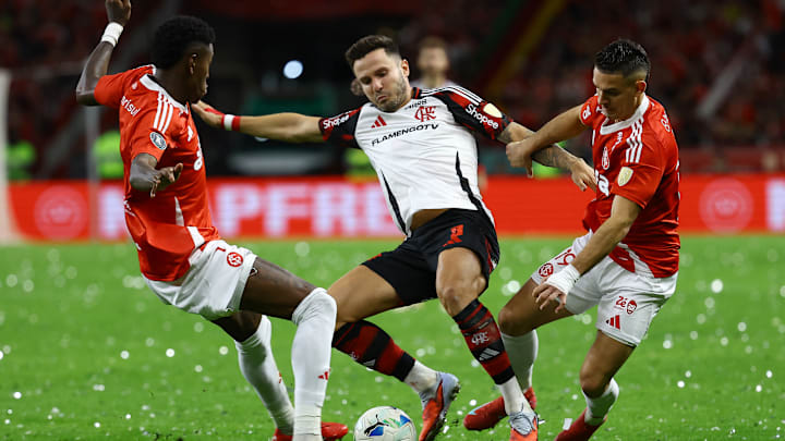 Meio-campista sobrou dentro das quatro linhas