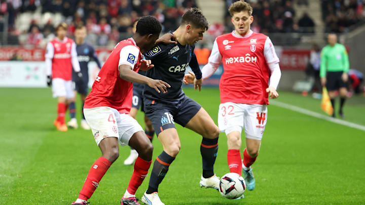 Ruslan Malinovskyi pris dans l'étau des joueurs rémois