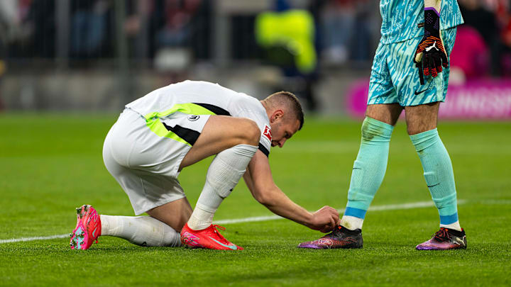 do professional soccer players wear metal cleats