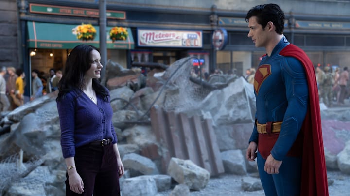 (L to r) RACHEL BROSNAHAN as Lois Lane and DAVID CORENSWET as Superman in Warner Bros. Pictures’ “SUPERMAN,” a Warner Bros. Pictures release. Photo Credit: Jessica Miglio Copyright: © 2025 Warner Bros. Entertainment Inc. All Rights Reserved.
