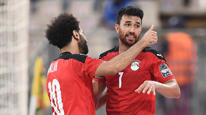 Mohamed Salah (links) herzt seinen ägyptischen Landsmann Trezeguet (rechts).