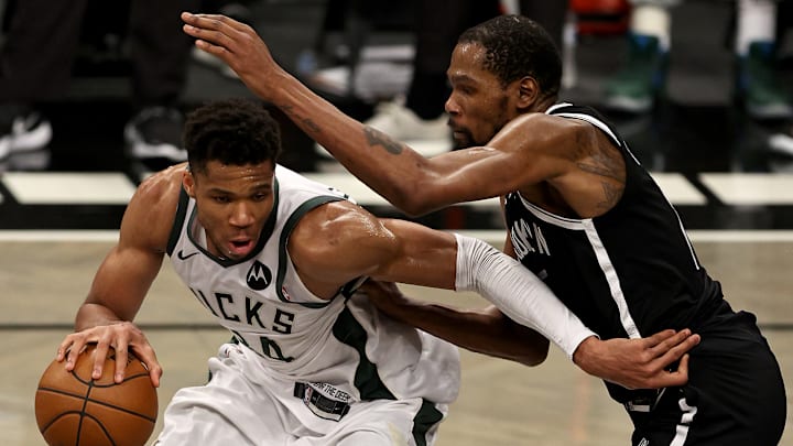 Giannis y Durant se enfrentan este martes en el inicio de la temporada