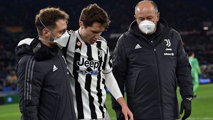 Federico Chiesa lascia il campo dopo l'infortunio Federico Chiesa lascia il campo dopo l'infortunio