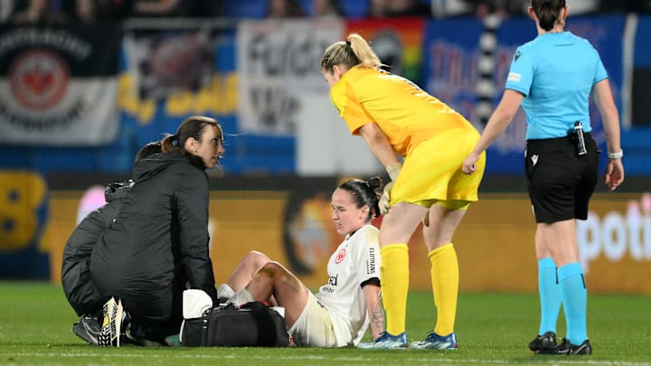 Géraldine Reuteler (sitzend) und Torhüterin Stina Johannes (gelbes Trikot) drohen gegen den 1. FC Köln auszufallen Géraldine Reuteler (sitzend) und Torhüterin Stina Johannes (gelbes Trikot) drohen gegen den 1. FC Köln auszufallen