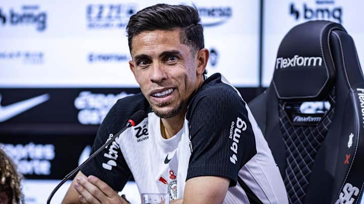 Zagueiro foi apresentado nesta segunda-feira