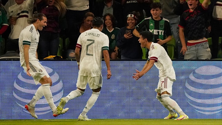 Jugadores de México celebran un gol.