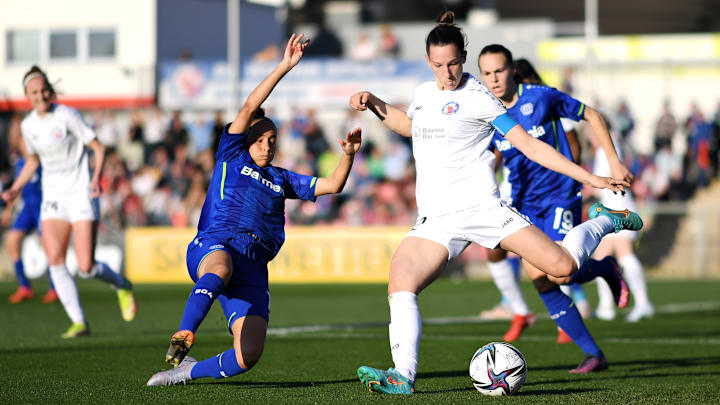 Sarah Agrez (rechts)