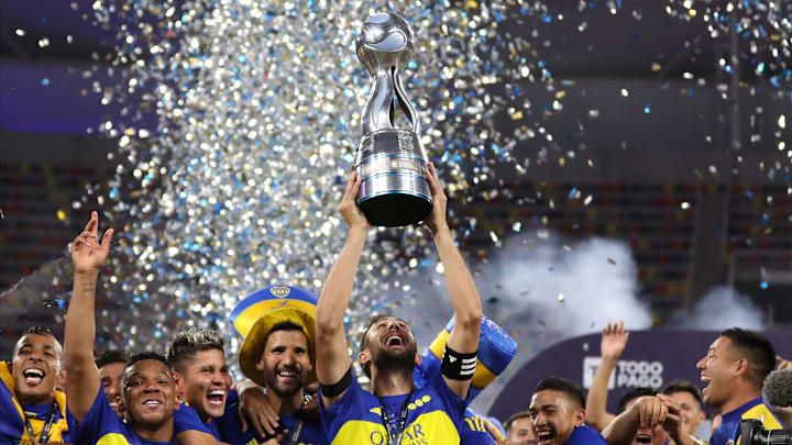Carlos Izquierdoz con la Copa Argentina 2021 en alzas.