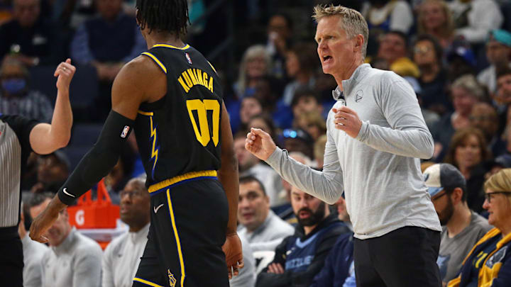 Golden State Warriors head coach Steve Kerr (right) talks with forward Jonathan Kuminga (00) during the first half against the Memphis Grizzlies at FedExForum.