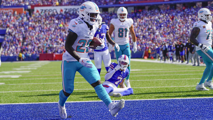 Miami Dolphins running back De'Von Achane (28) 