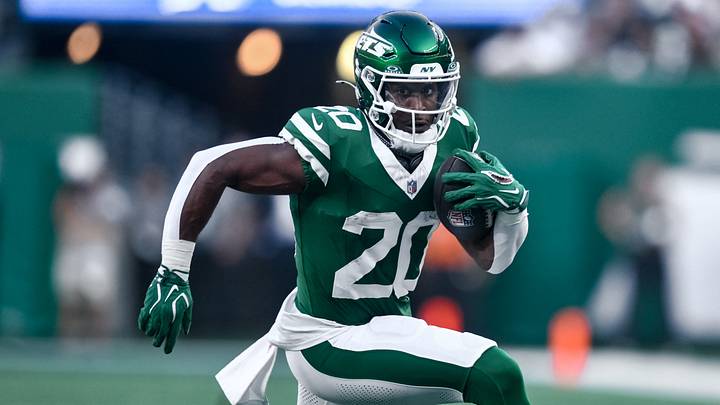 USA; New York Jets running back Breece Hall (20) carries the ball against the Tampa Bay Buccaneers during the first half at MetLife Stadium. Mandatory Credit: John Jones-Imagn Images