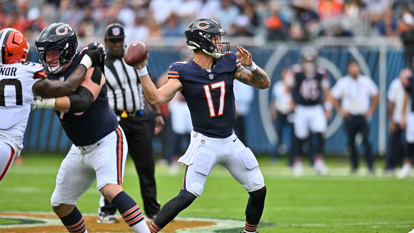 Giocatori del Chicago Bears in azione durante il match preseason contro i Browns, con Kaden Davis e Salvon Ahmed in primo piano
