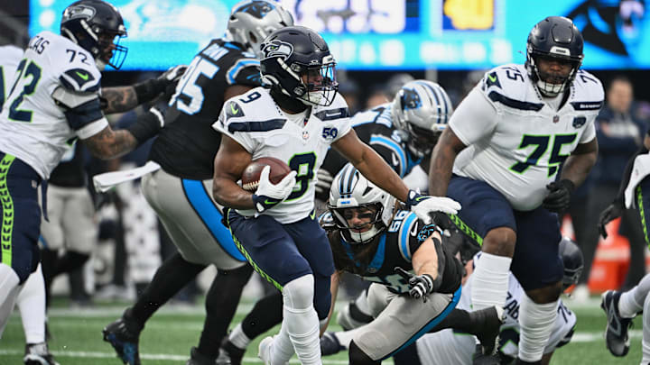 Seattle Seahawks running back Kenneth Walker III (9) runs the ball against Carolina Panthers linebacker Christian Rozeboom 