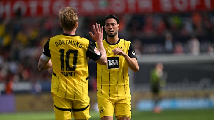 Neben Julian Brandt (l.) könnte auch Ramy Bensebaini den BVB verlassen Neben Julian Brandt (l.) könnte auch Ramy Bensebaini den BVB verlassen